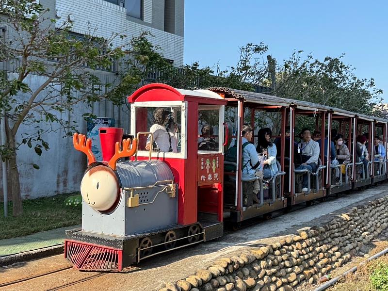 圖2：體驗搭乘槺榔驛的古輕便車，回溯日治時期的歷史文化。