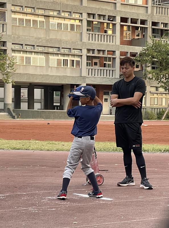 郭俊麟選手經常利用空檔時間回母校指導小學弟球技