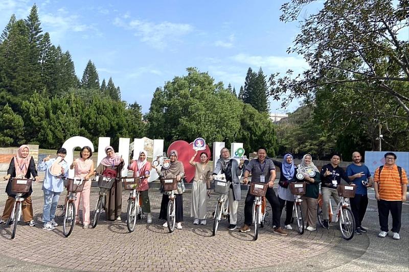 圖／華大校門口就有Youbike站點，方便師生騎乘感受城市之美。