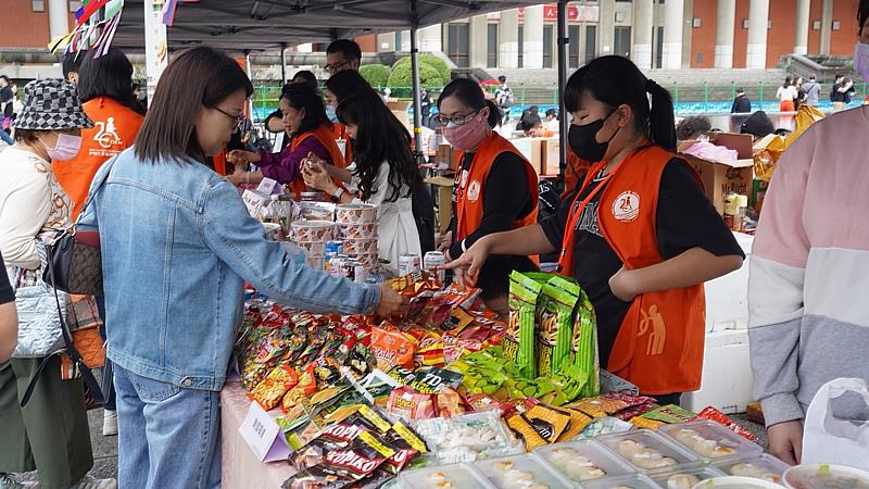 義賣會中，有許多異國小吃、零食，供民眾選購。