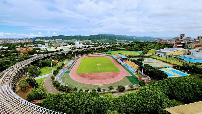 許多大學具備多樣的運動場地與綠地景觀，提供周遭居民運動和休閒的場所，成為周遭房市的一大亮點。(房市示意圖)