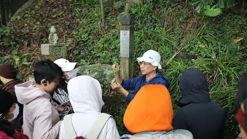 郭城孟教授就地取材，以靈鷲山隨處可得的蕨類，為學員解說地形與植物分佈的特色。（靈鷲山佛教教團提供）