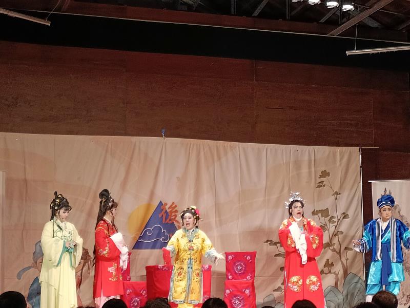 三人五目歌仔戲劇照:劇中媒婆正在調和男女主的感情。