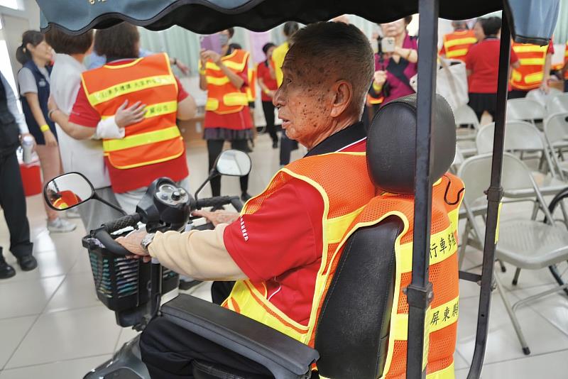 守護長輩代步車安全!縣長周春米贈千件反光背心 長者們盛讚揪感心