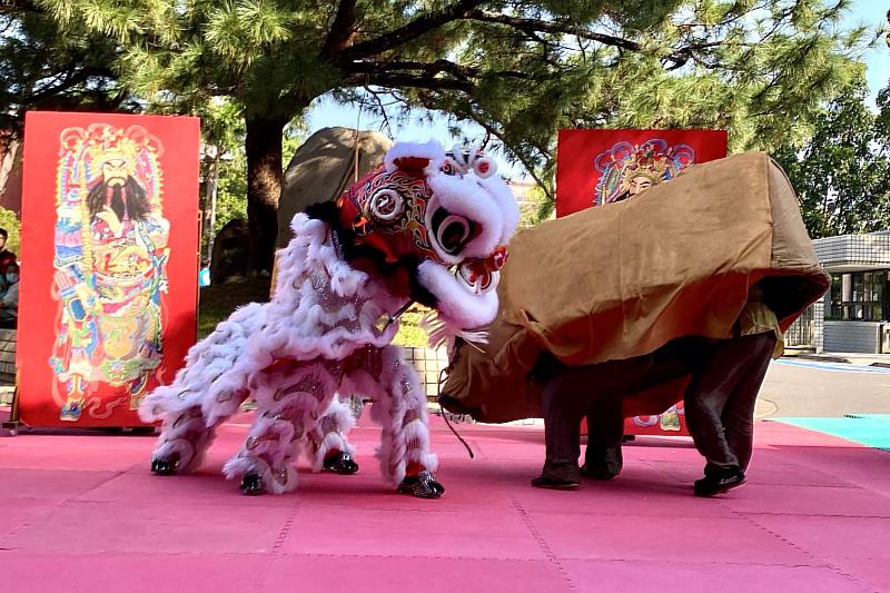 壓軸表演由南大民俗體育隊呈現鬥牛戲醒獅