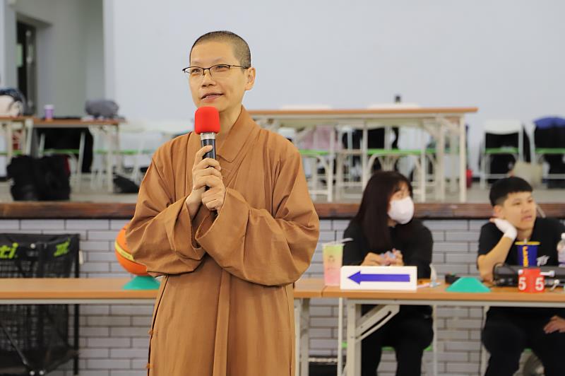 南華大學運動會，舉辦「緬懷星雲大師籃球交流賽」，駐校董事覺禹法師致詞勉勵。