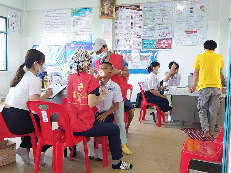 兒少發展中心學生接受口腔健檢。（圖由靈鷲山佛教教團提供）