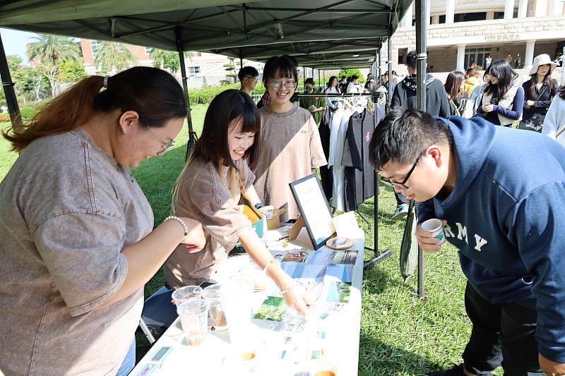 亞大資傳系同學，將製作畢業專題下鄉所學會的「鹽工茶」，在現場販售。