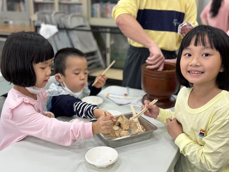 孩子們一同享用客家美食