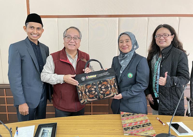 雙方互贈紀念品。左起：UNISMA國際長Dr. Imam Wahyudi Karimullah、何副校長、副校長Dr. Hj.  Erna Sulistyowati、邱淑娟經理。