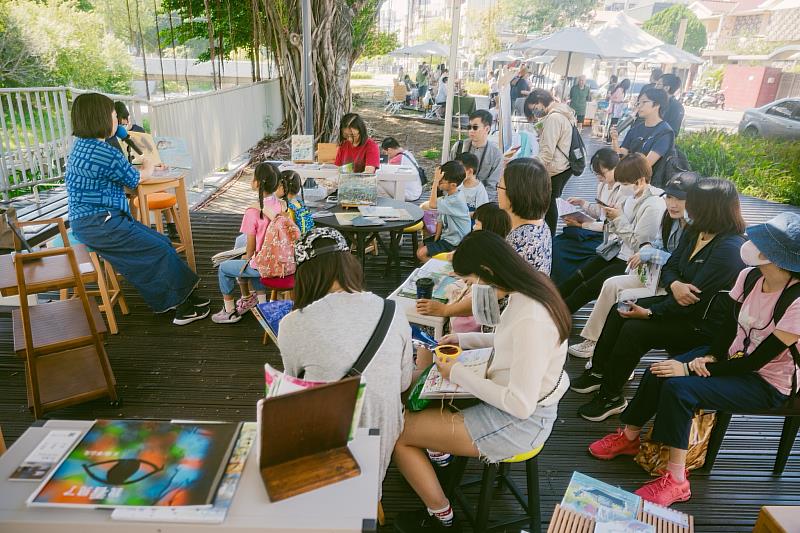 現場規劃水岸詩擂台、露天論壇、痕跡之書遊戲等多元閱讀活動。圖片提供/梓書房