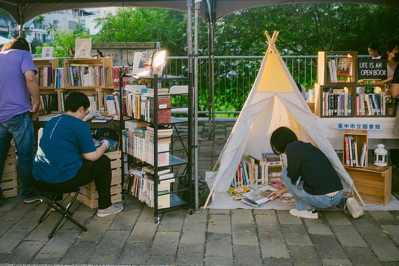 今年以「痕跡」為題,聚集書店、出版社、古物店及不同媒材的創作者,共同呈現歲月的美麗痕跡。圖片提供/梓書房