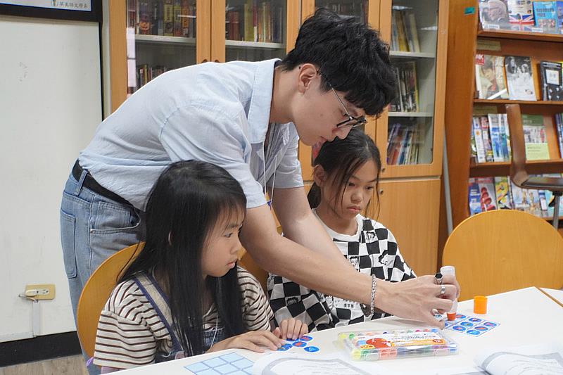 大葉大學英語系學生擔任隊輔,為小朋友舉辦一日營隊