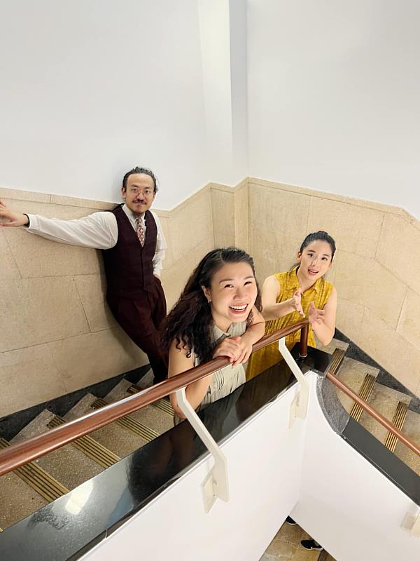 「舊是潮」活動期間,搭配穿著與「典藏開卷」展覽或國家攝影文化中心建築空間合影並打卡,即可參加抽獎!
