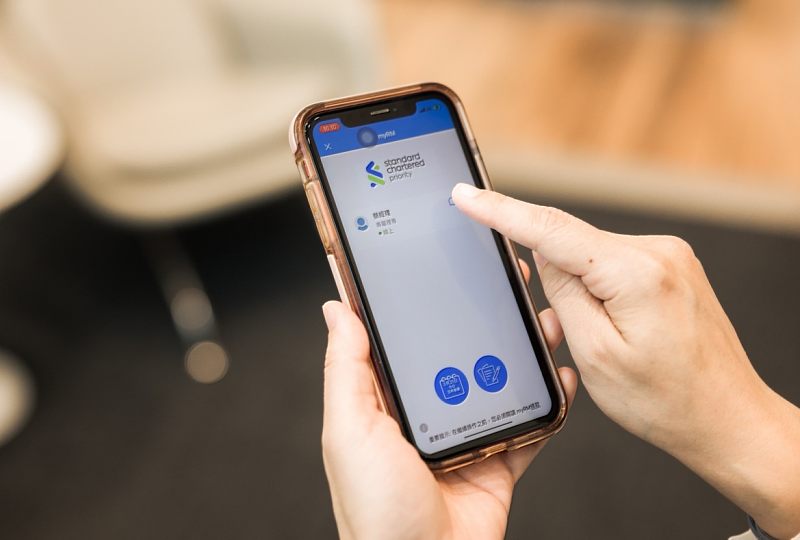 渣打銀行在數位金融服務中添加與真人互動的親切感，領先同業首創myRM數位隨行理專平台「境外結構型商品」數位通路下單功能，提供非首次承作境外結構型商品之客戶更彈性、便捷的投資管道