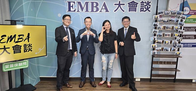 華人教育資訊平台（CEIP）「EMBA大會談」節目，日前邀請淡江EMBA孫嘉祈執行長（左2）偕同EMBA聯合同學會黎三鳳理事長（右2）接受採訪，介紹淡江EMBA特色。（圖／淡江大學提供）