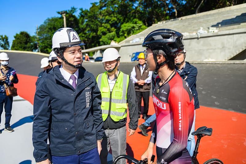 現場邀請建華國中自由車選手試騎。