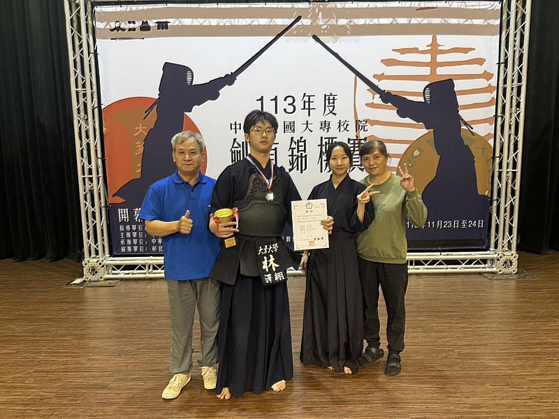 劍道錦標賽頒獎,大葉大學環工系林澤栩同學(左二)與家人開心合影