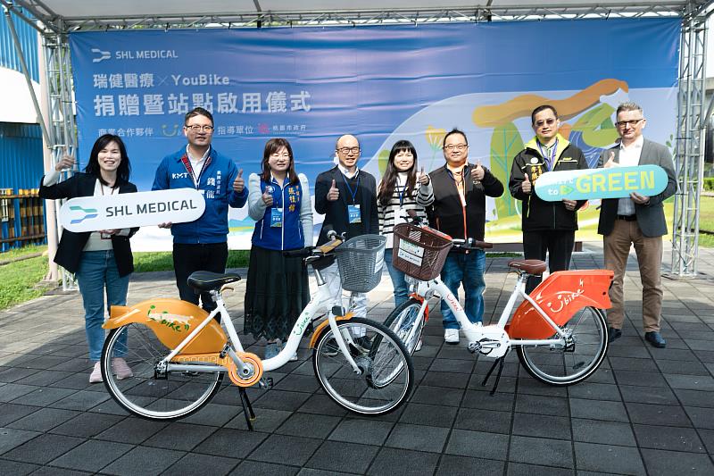 響應桃園低碳城市願景，瑞健醫療宣布捐贈YouBike車輛與站點正式啟用 。（左起為瑞健醫療自動化資深總監 Lucy Chuang、桃園市議員錢龍、桃園市議員張桂綿、瑞健醫療台灣總經理馮文宏、桃園市交通局運輸規劃科長黃心韻、微笑單車處長許祐菖、桃園市福祿里長李勝輝與瑞健科技總經理 Gabor Papp）