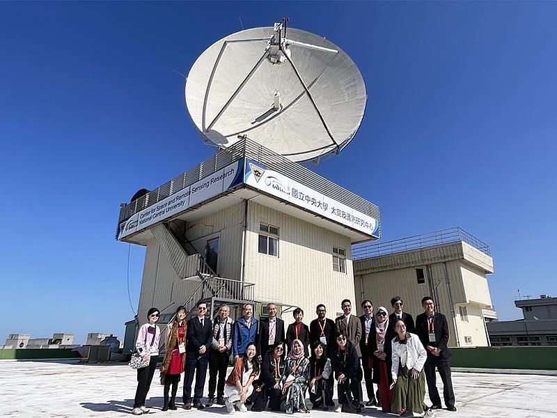 貴賓參訪中央大學太空及遙測研究中心，在13米天線留下珍貴的合影。