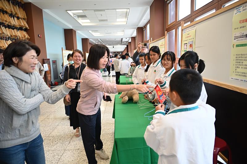 臺東第10屆青少年創意發明競賽登場 饒慶鈴力挺小小發明家 鼓勵學生用創意解決生活難題