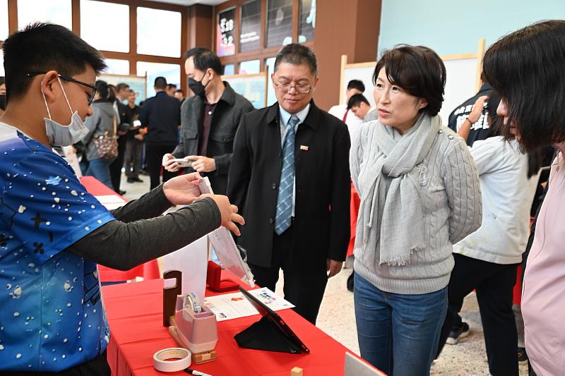 臺東第10屆青少年創意發明競賽登場 饒慶鈴力挺小小發明家 鼓勵學生用創意解決生活難題