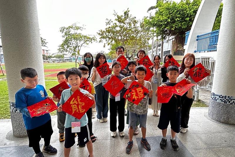 龍崗國小學童在南大營隊活動的作品展現