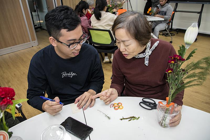 各國華語學習者和臺灣長者們攜手合作製作多語感恩小卡與花束