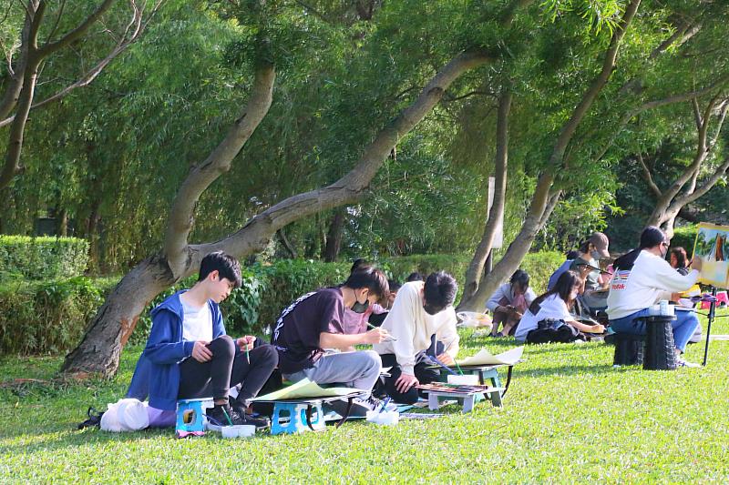 第二屆牛奶節推出上百攤學生創意市集、闖關、牛馬教育等體驗,以及寫生比賽,吸引近千人湧入校園。