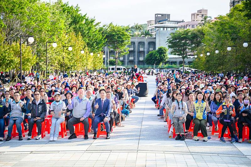 新竹市秋韻民歌音樂會登場，邱臣遠代理市長與逾2千市民共度懷舊金曲盛宴。