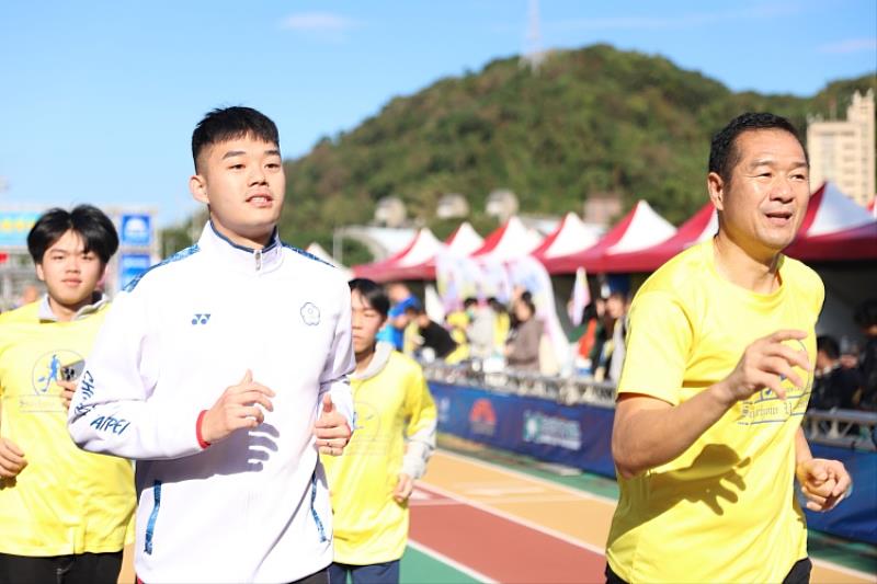 巴黎奧運男雙金牌選手王齊麟也到場與五小時體驗賽選手共跑。