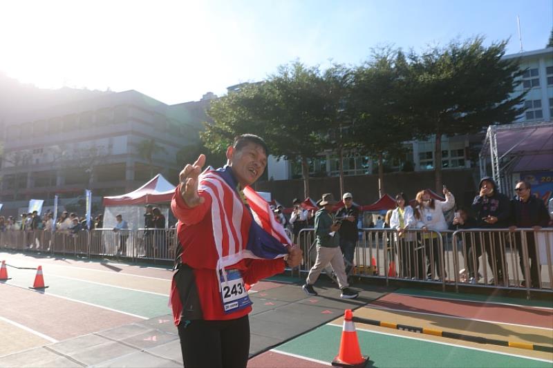 馬來西亞超馬選手曾志龍也完成75.345公里，努力奮鬥不懈的精神令人動容。