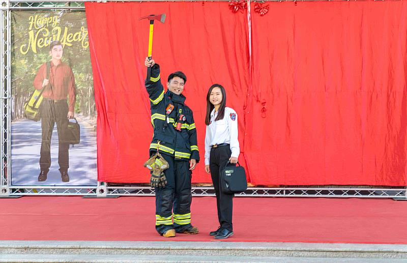 消防英雄，蛇麼都平安！嘉義縣消防桌曆威猛登場