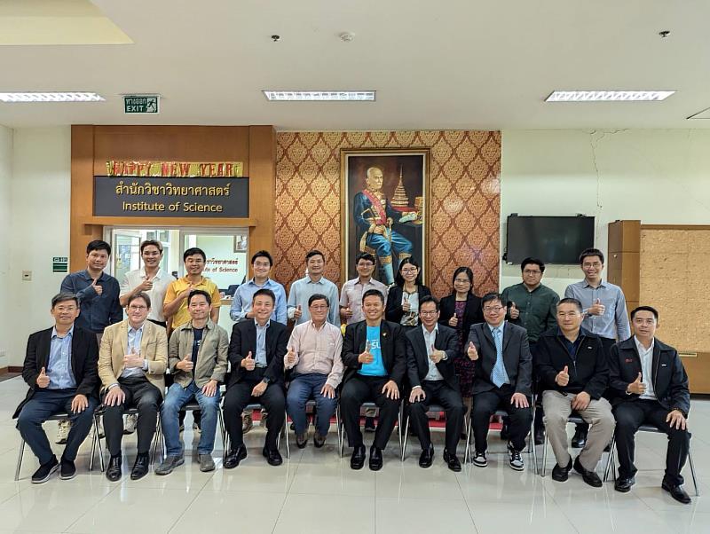 亞大訪問團包括:國際長歐仁和(前排右4)等,與泰國農業大學代表合影。