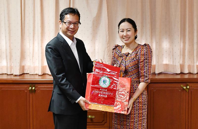 亞大國際長歐仁和(左),與素羅娜麗科技大學理學院長Santi(右)交流。