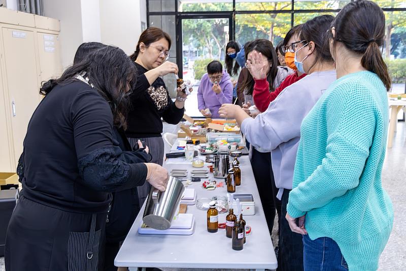 教職員製作香氛蠟燭