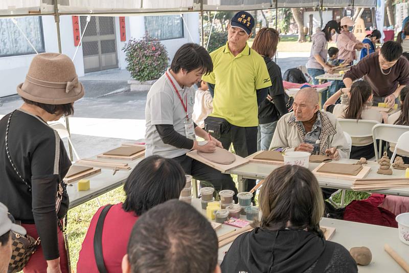 韋能能源與長榮大學於台灣詩路共同舉辦「陶板共創工作坊」，以「社區共創」為活動概念