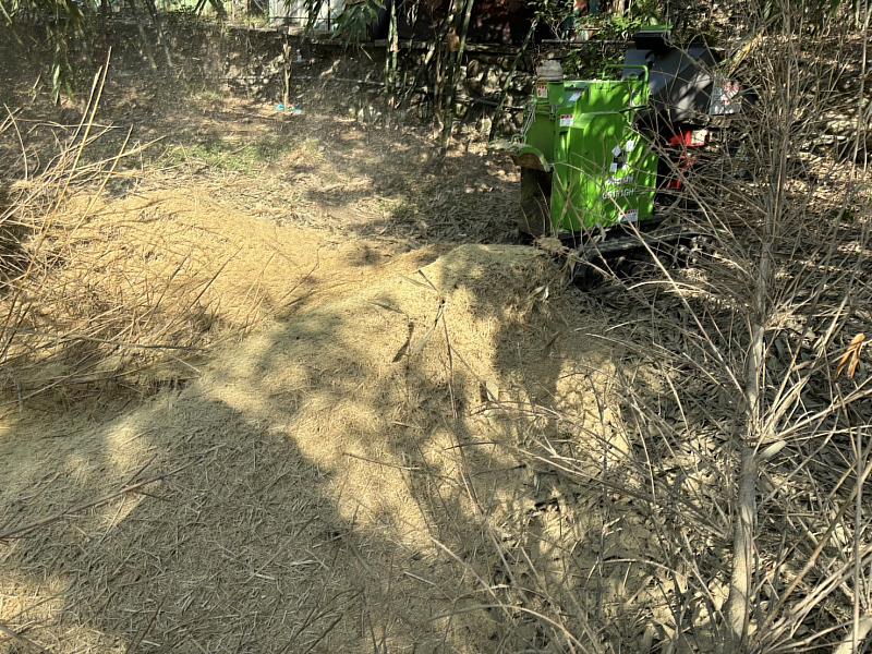 農友於筍園現地使用，將老竹粉碎後做為土壤有機肥