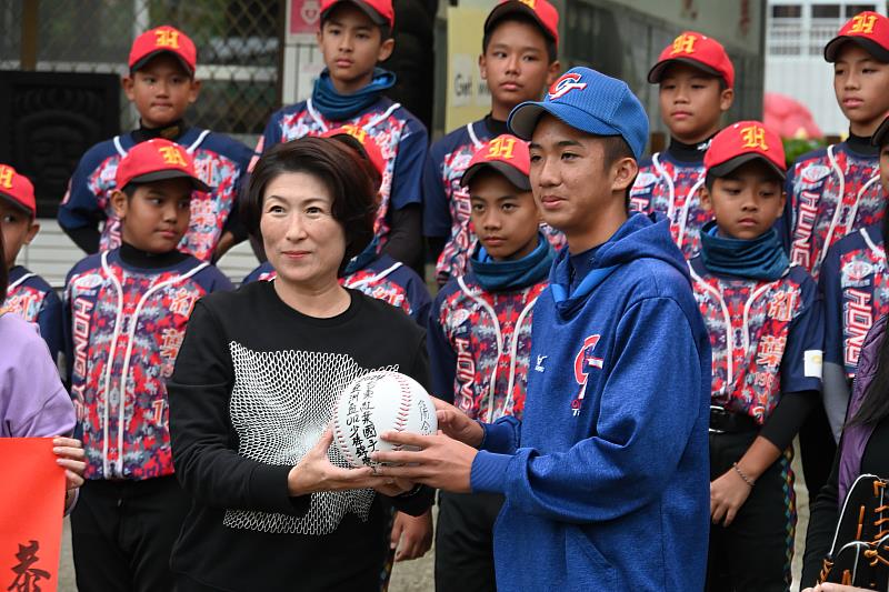 繼12強奪冠後 U12亞洲少棒賽再奪金 饒慶鈴至紅葉國小贈紅榜恭賀臺東2名小將