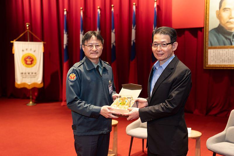 國防醫學院林院長特別感謝羅執行長帶來精彩的講演(國防醫學院提供)。