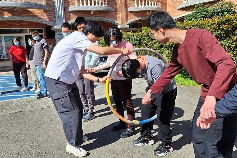 海大學生協助憨兒進行團體遊戲