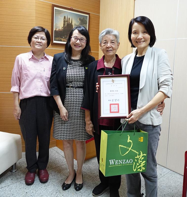 文藻外大莊慧玲校長頒贈感謝狀。(圖左至右)張守慧館長、莊慧玲校長、鮑霦前校長、陳育虹校友。