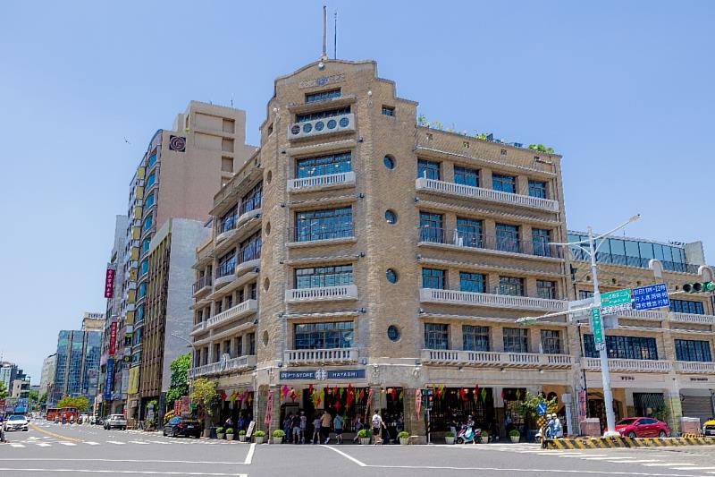 皇鼎建設最新個案以台南東區深厚的人文底蘊與現代化建設優勢，周邊生活機能完善。