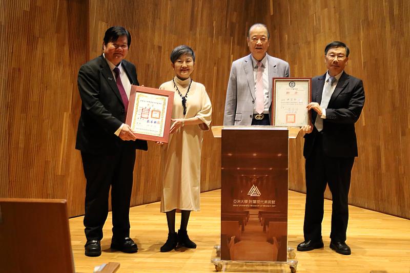 「中亞聯大」董事長蔡長海(右2)，頒發新任館長聘書給新館長李玉玲(右3)，與亞大校長蔡進發(右1)、中醫大校長洪明奇(右4)合影。