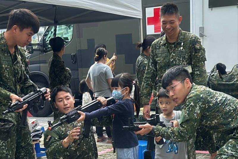 中華醫大「全民國防教育週」活動，師生體驗不同軍種防衛演練參與體驗