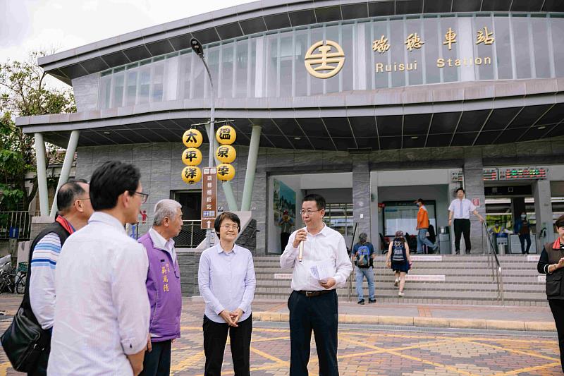 為了解瑞穗車站發展現況，古主委實際走訪車站情形