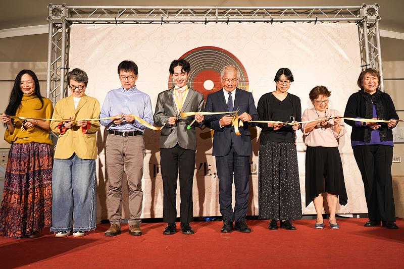 世新大學校長陳清河(右四)、口傳系多位教師與畢籌小組總召張永恆(左四)為畢展剪綵。(世新大學提供)