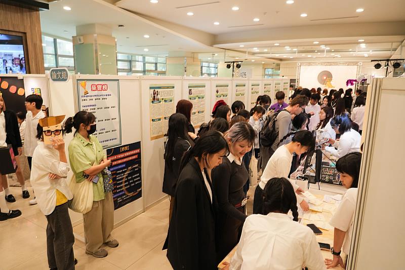 世新大學口傳系第15屆畢展《回聲》以創新的表現形式傳遞深刻訊息,吸引眾多參觀者駐足欣賞。(世新大學提供)