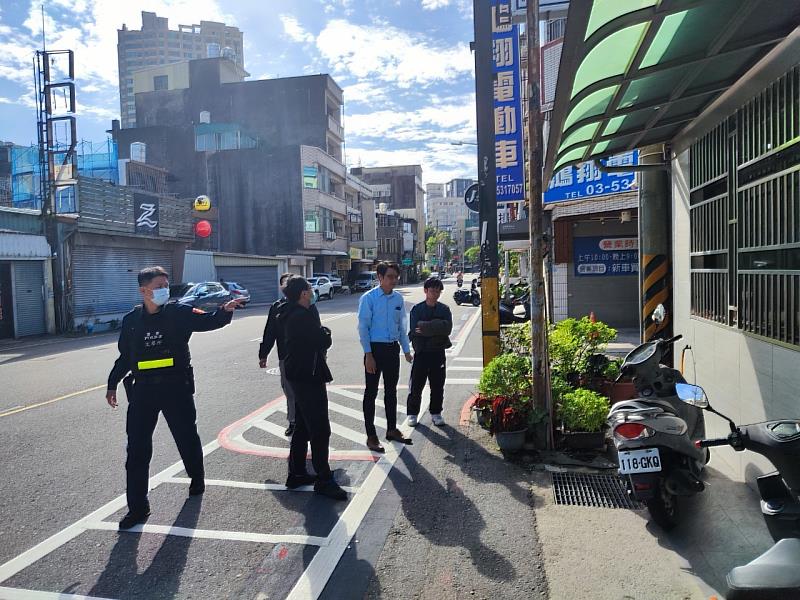 竹市府團隊跨局處於光華街會勘，同時排除路側障礙物，以利工程順利施作。