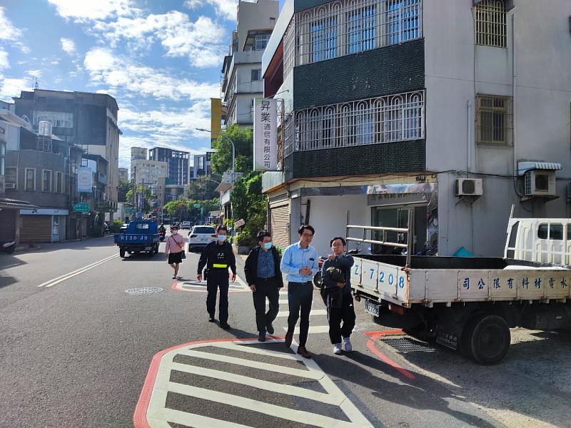 竹市府團隊跨局處於光華街會勘，同時排除路側障礙物，以利工程順利施作。